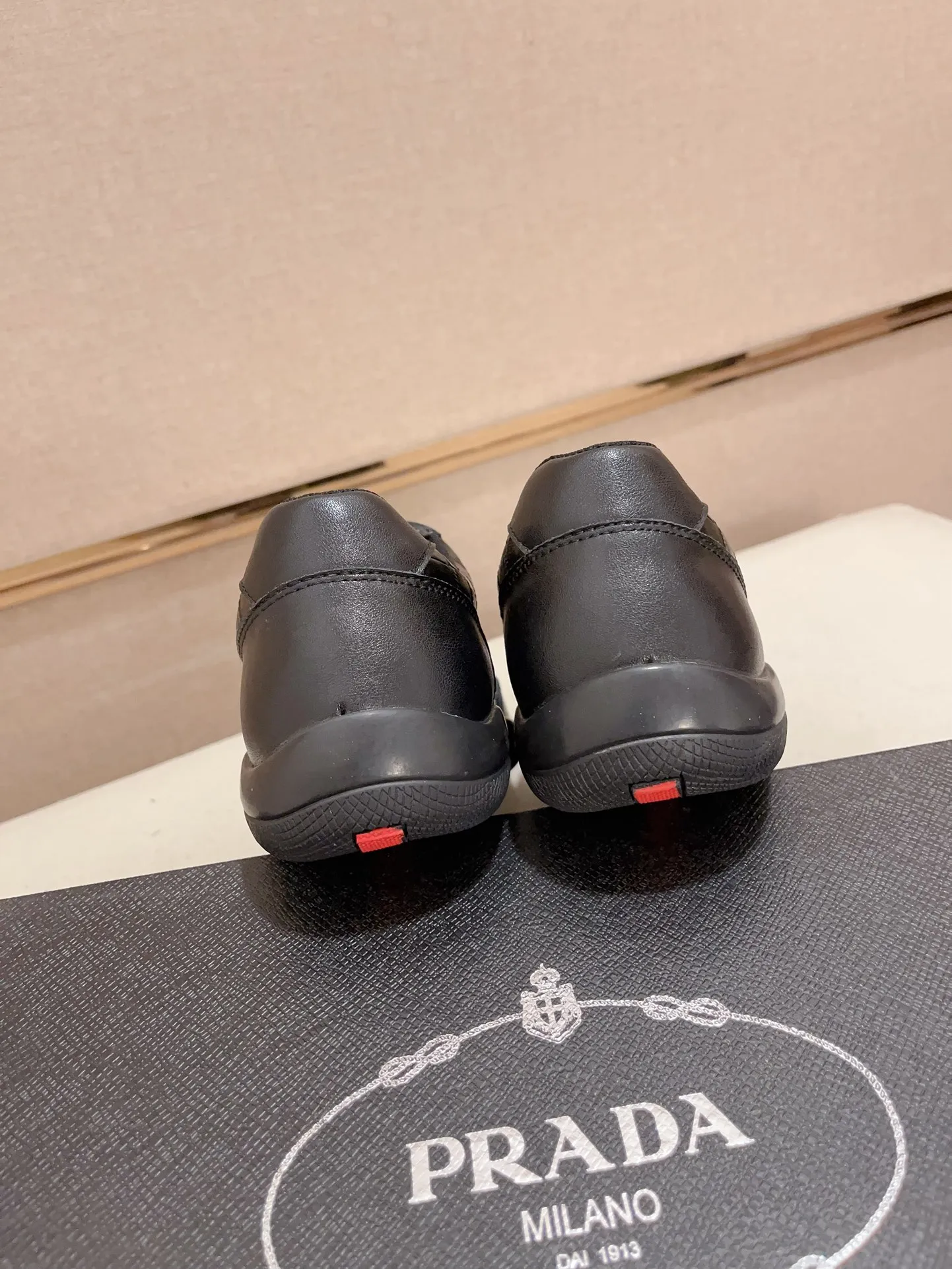 Factory price 420💰 ✔️✔️✔️The new PRADA (Prada) counters are launched simultaneously. The new men's shoes and 😘fabrics are made of selected first-layer cowhide ➕ breathable mesh technology. Lining: Full sheepskin lining. 👍🏿 High-end ☄️ air-cushion molded anti-slip rubber outsole, exquisite lines, simple and elegant, comfortable and high-end for leisure travel. Code number: 38 to 44 (45 can be customized)